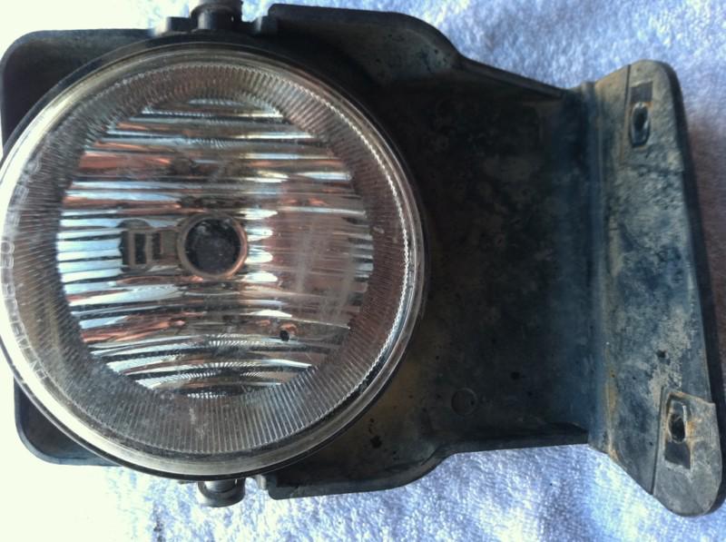 Used chevy/gmc oem fog lamp light foglamp foglight assembly..fits 1999-2007