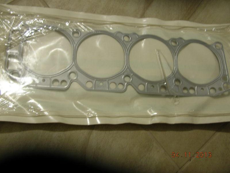 New  mercruiser cylinder head to cylinder black #27-34273     1982-1989