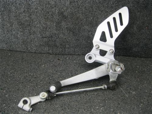 06 suzuki gsxr gsx-r 1000 left driver peg & bracket 88g