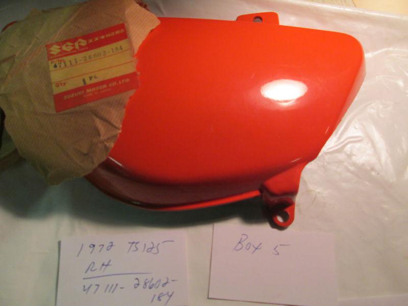 Suzuki ts125 nos oem r/h side cover 1972 p.n. 47111-28602-184