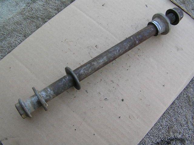 Honda elsinore1983 82 480 cr rear wheel axle bolt & spacer with nut ahrma 250