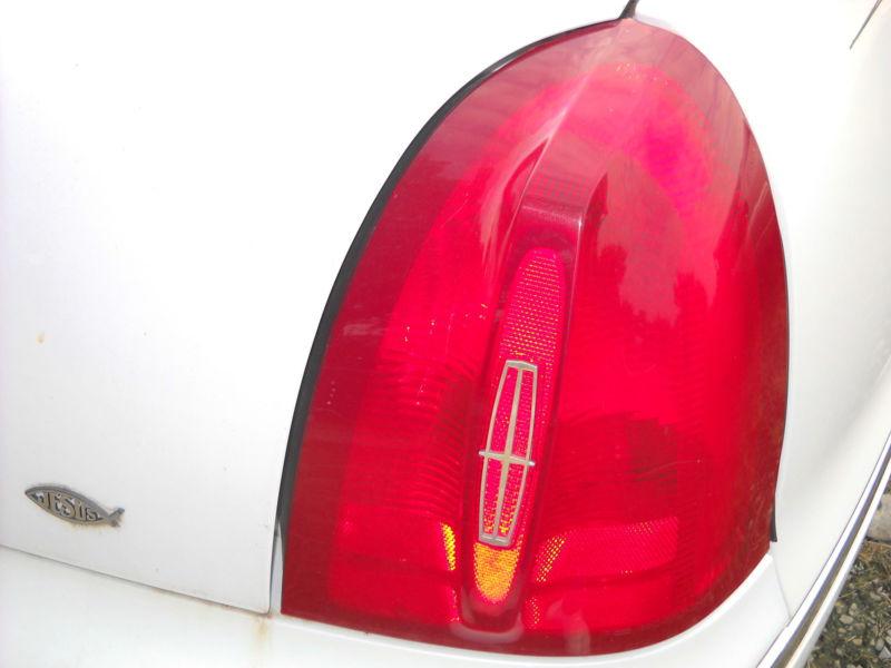 98 99 00 01 02 lincoln town car right taillight with chrome emblem