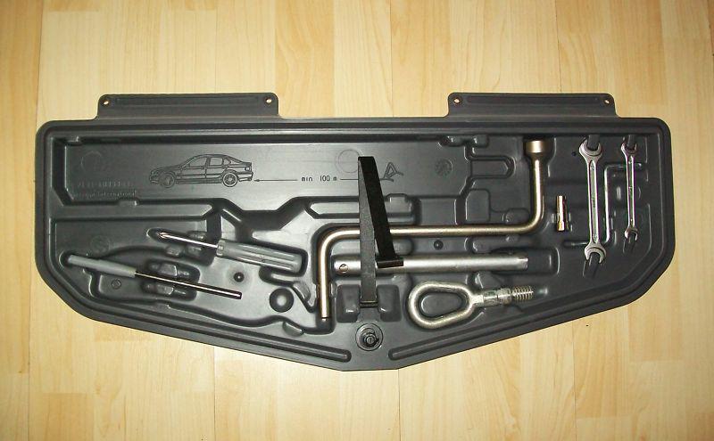 2001 bmw 740i e38 7 series e39 5 series trunk tool kit set * missing pliers* 