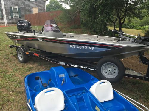 Bass tracker boat