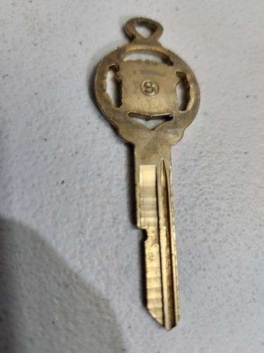 Vintage cadillac gold plated crest &#039;s&#039;  key blank