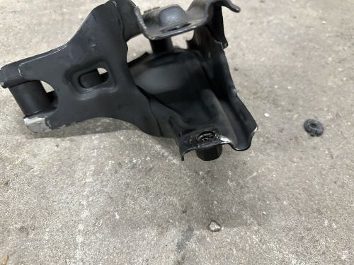 96-00 honda civic rear engine motor mount t bracket d16y8 ex m/t manual oem