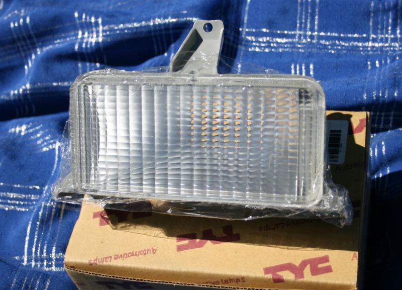 Chevy/gmc trucks 1983-1988 park/turn signal light/lens assy 12-1561-01, 915908