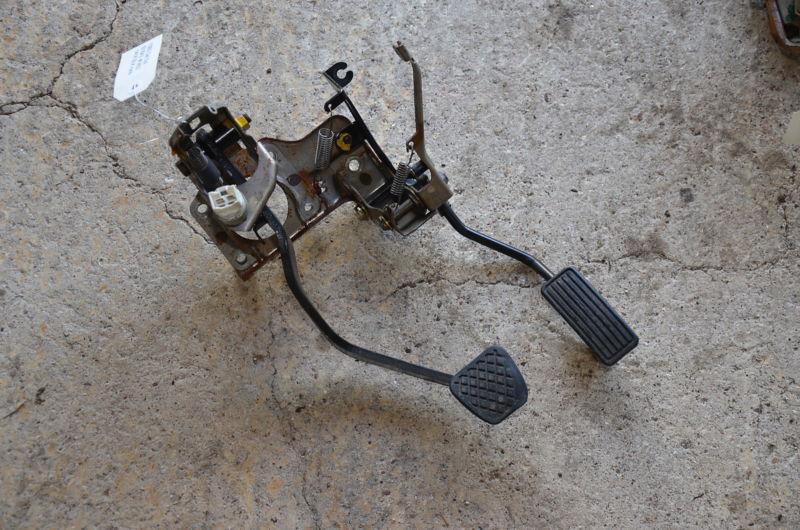 1994 honda del sol 5 spd b16a3 gas/brake and clutch pedal assembly