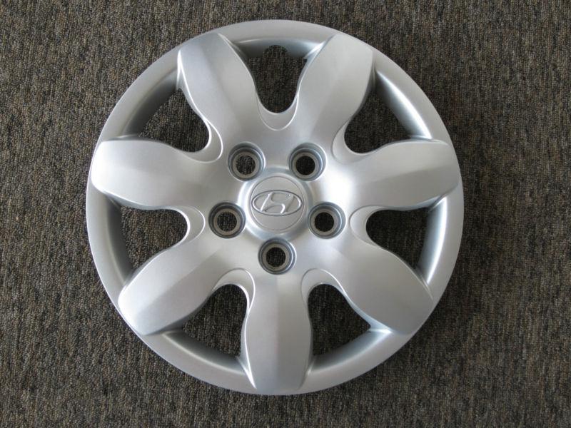 Factory hyundai hubcap, fits on elantra years 2007 - 2010 car.