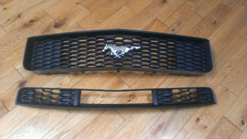 05-09 ford mustang deluxe/premium v6 grille oem# 6r3z8200aa & 7r3z 17k945 ab