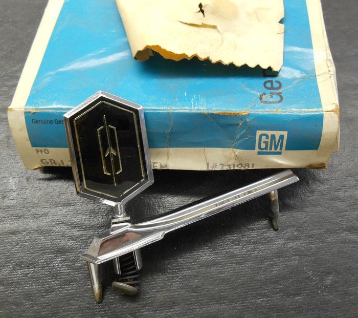 Nos 1976 1977 olds oldsmobile cutlass & supreme 76 77 hood emblem ornament 442 ?