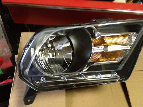 2013 ford mustang passenger head lamp. brand new.