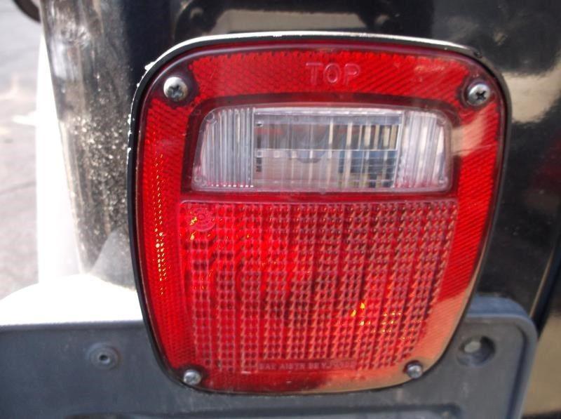 Left taillight for 98 99 00 01 02 03 04 05 06 jeep wrangler ~ 4951670