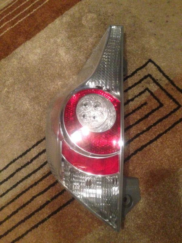 2012-2013 toyota prius c tail lamp (lh) -genuine oem toyota p/n 81561-52890 