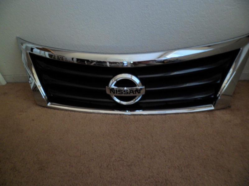 2013-2014 nissan altima sedan  factory oem grille  w/ oem emblem !!! 