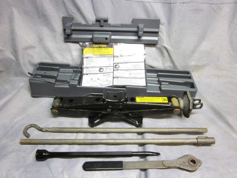 88 89 90 91 92 93 94 95 96 97 98 chevy gmc truck & suv jack tools tray 2500 3500