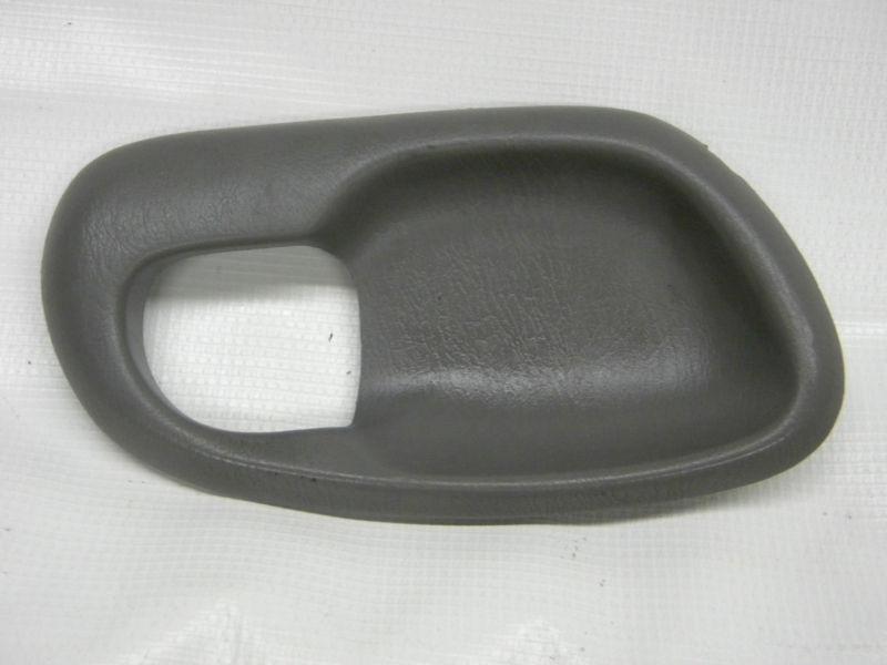 1999 ford f-150 250 inside door handle bezel right side light grey oem