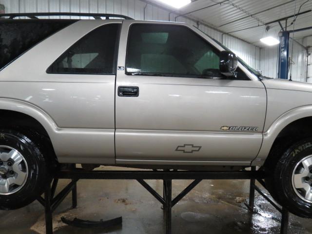 2002 chevy s10 blazer front door right 2482980