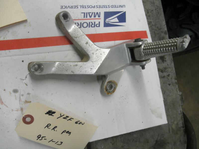 '95 yamaha yzf 600    right rear footpeg w / mount 