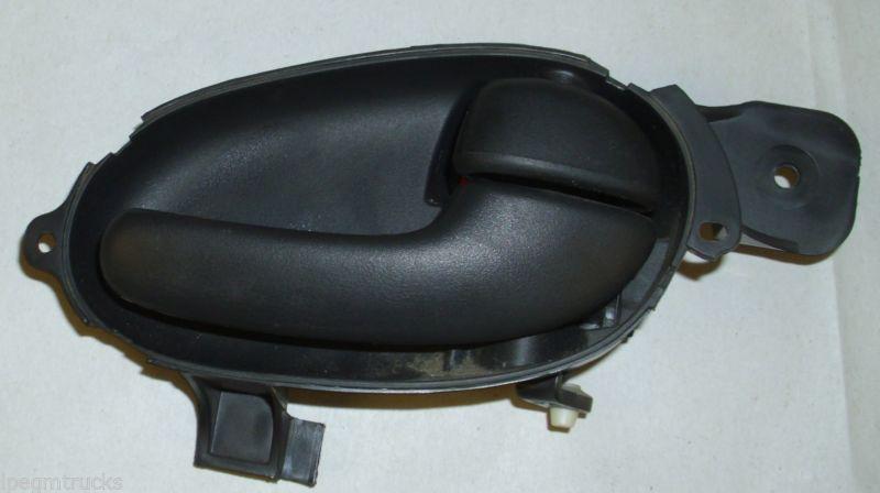 2002 chevy trailblazer ls 4d 4.2l right front interior door handle 15090087