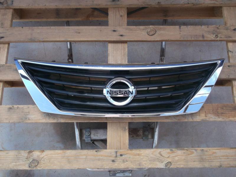 2012 nissan versa chrome grille assembly (oem)