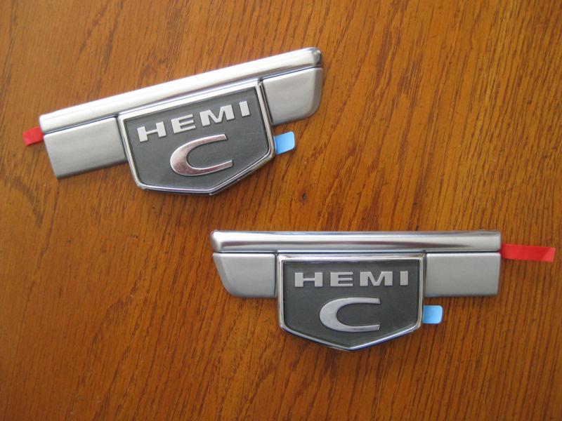 05 06 07 chrysler 300c hemi fender moulding emblem pair new