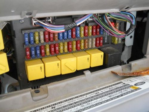 02 freelander * fuse box with fuses and relays * 21176