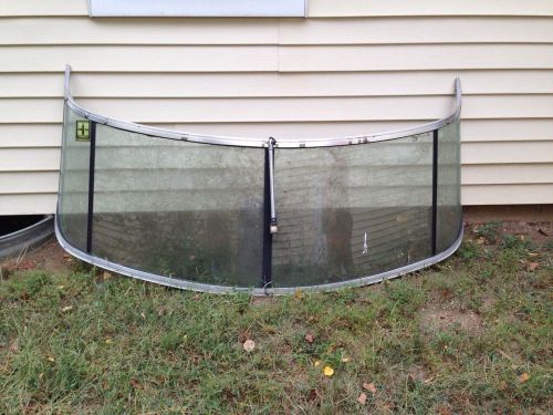 Boat wind shield