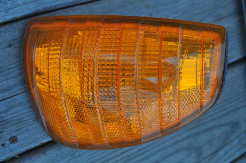 Mercedes 123 left side turn signal/running light/side marker light