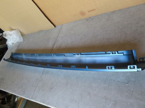 Oem mercedes a2108853821 rear bumper center cover color code 5251 (19e1)