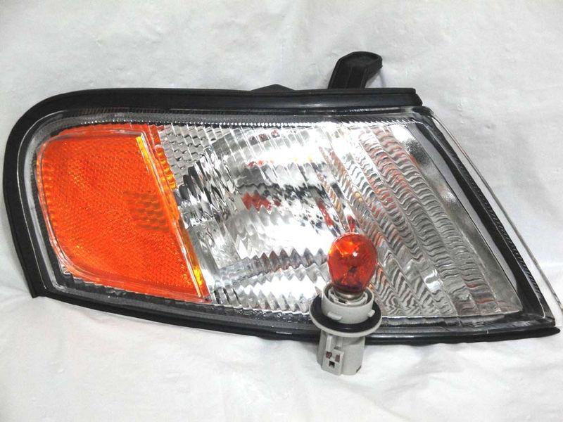 Nissan 98 99 altima corner turn signal parking light lamp r h w/light bulb new