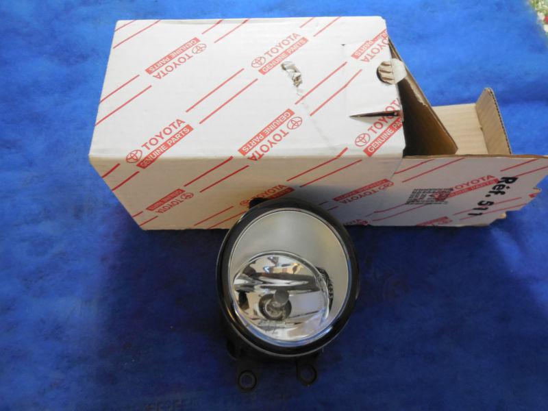 New oem toyota left fog lamp part#81220-0d042