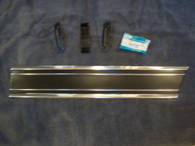 Nos gm 67-72 69-72 chevy k5 blazer gmc jimmy lower front left bed molding & kit