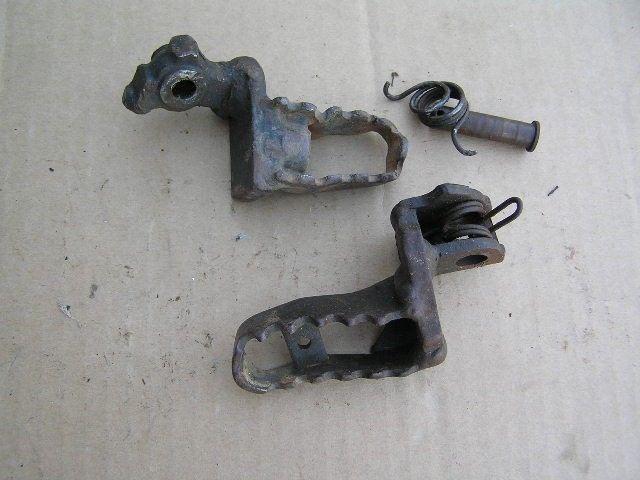 Honda elsinore1983 82 480 cr footpegs foot rests pegs with springs & one pin