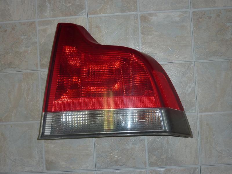 01-04 volvo s60 passenger right side tail light in nice shape