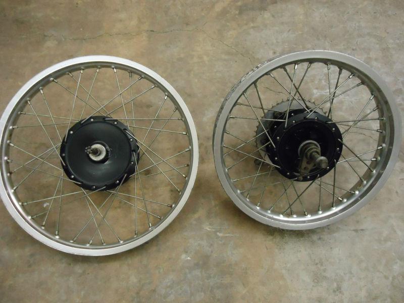 Suzuki pe 1981 400 wheel set