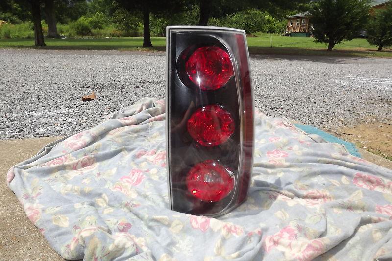 (149 mc) gmc yukon denali right passenger tail light lamp oem nice