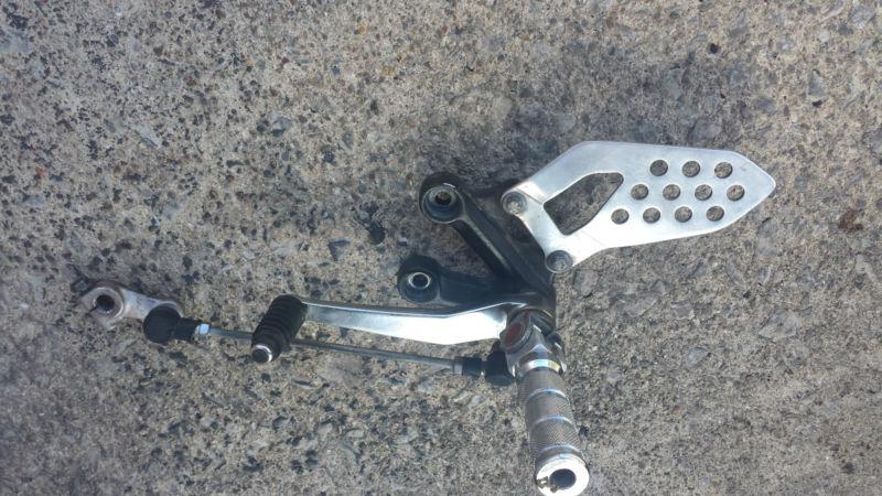 04 05 suzuki gsxr 600 750  left rearset footpeg shifter link  bracket oem 2005