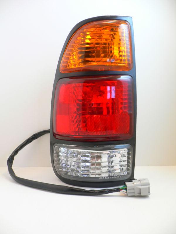 00-04 toyota tundra (reg, access cab) 11-5266 left hand tail light assembly 