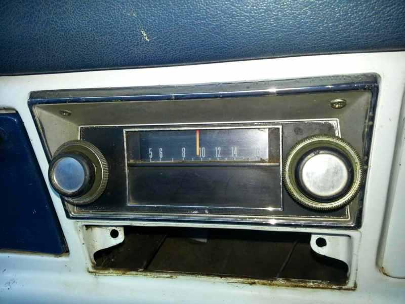 1970 ford radio -- works well -- good condition