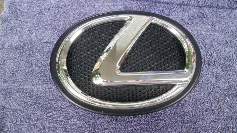 Lexus rx350 grill emblem 2010 -2012 oem used 
