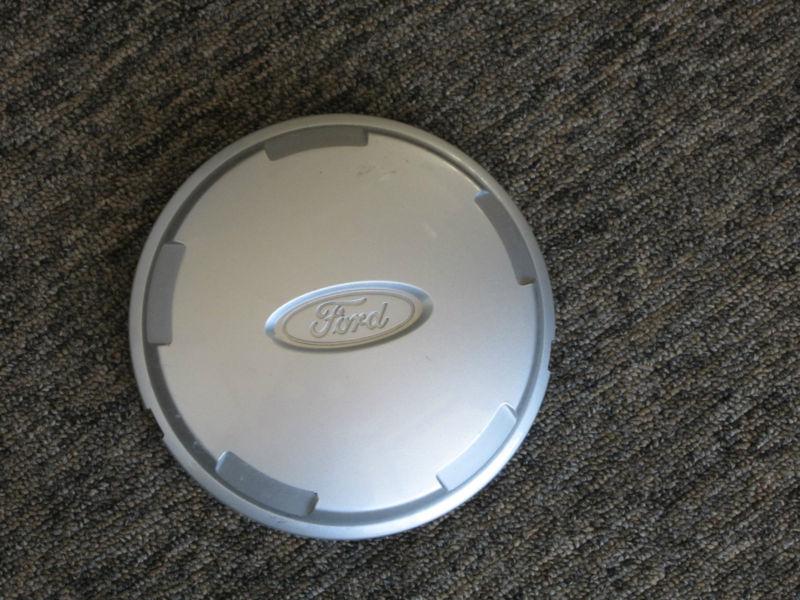 Factory ford center cap, fits on escape years 2001 - 2007 vehicle.