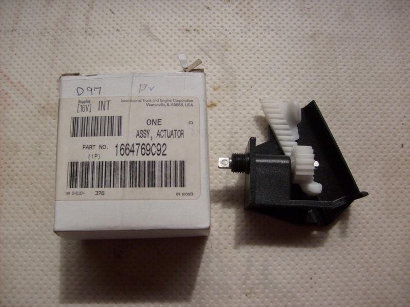 Heat control actuator assembly for a 1992 international model 8100