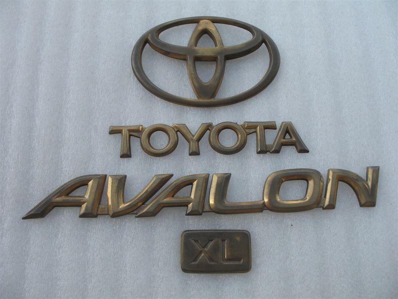 1996 toyota avalon xl rear trunk emblem logo gold used 95 96 97 set