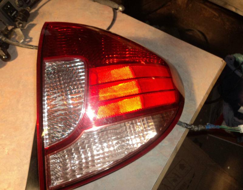 2003 - 2005 kia cinco wagon >>taillight w/harness >>passenger side