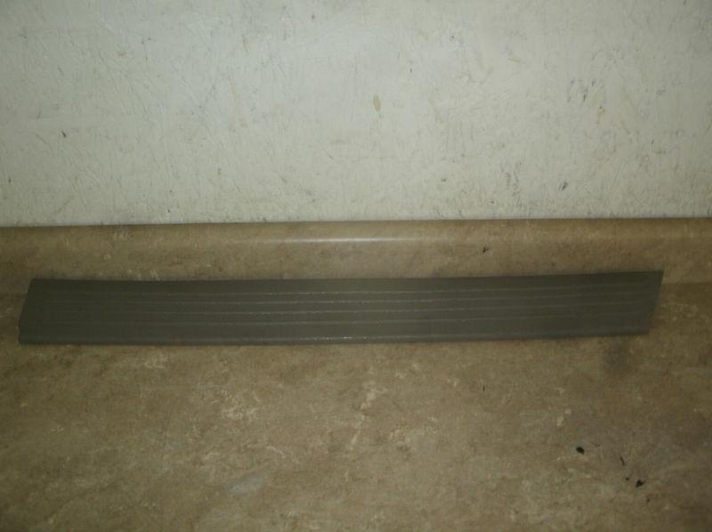 01-03 town & country/ caravan/voyager left/driver rear rocker sill moulding