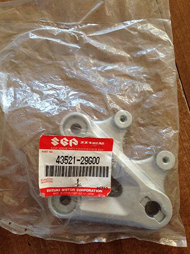 Suzuki oem 43521-29g00 bracket,fr foot 