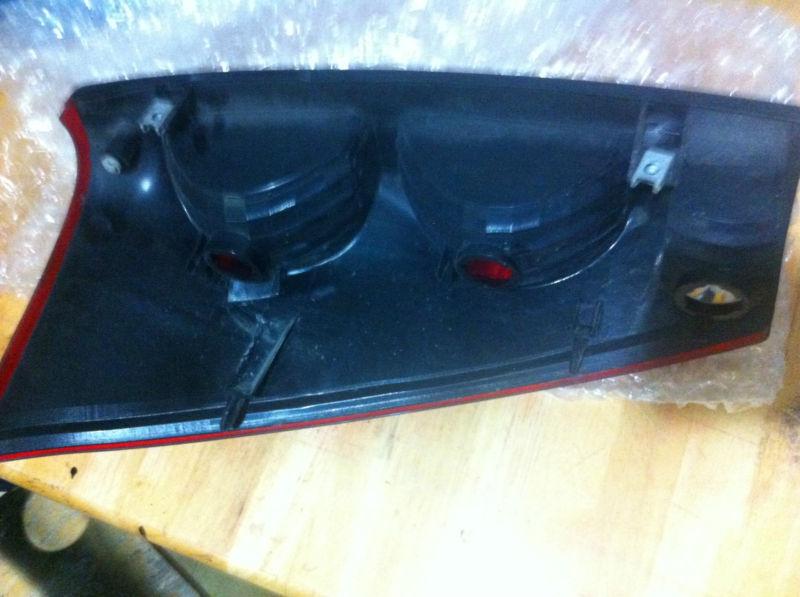 Oem 2002 chevy avalanche tail light passenger side