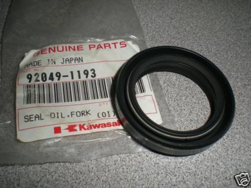 Nos kawasaki kz750 kz650 fork oil seal 92049-1193