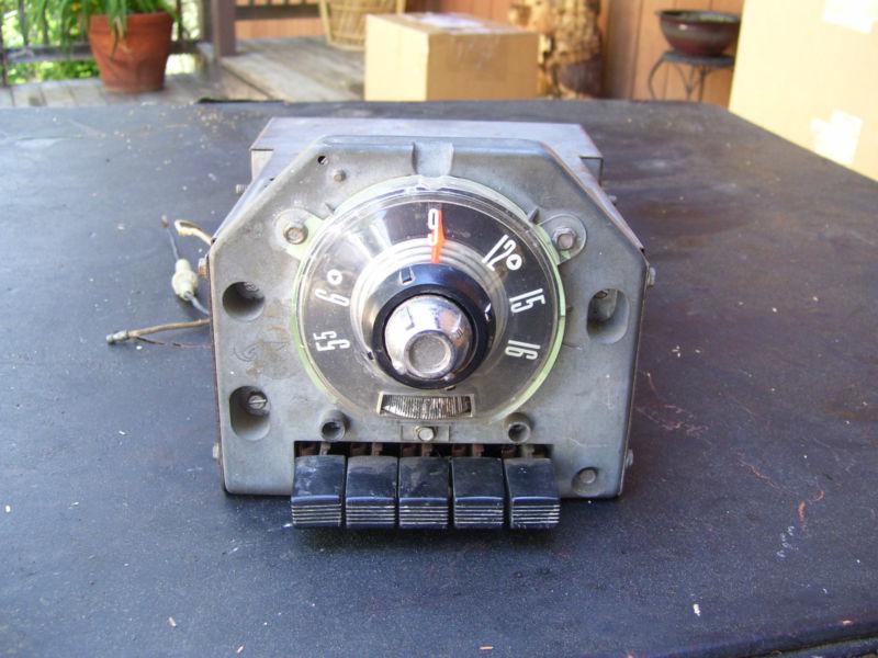 Vintage 1950's ford single dial tube radio powers on